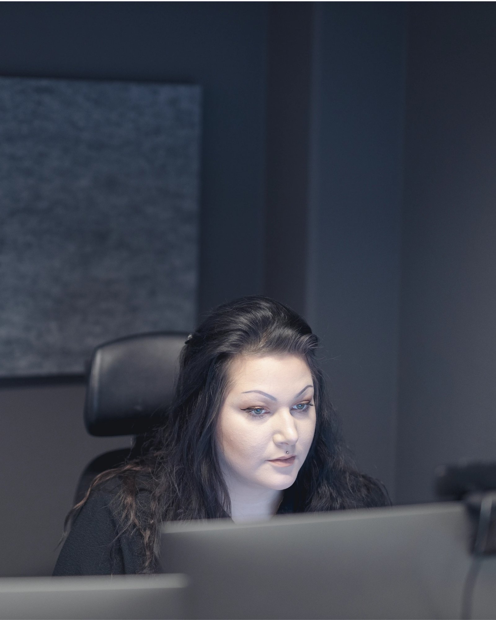 A picture of Josefine in front of a computer screen in the TeQflo office