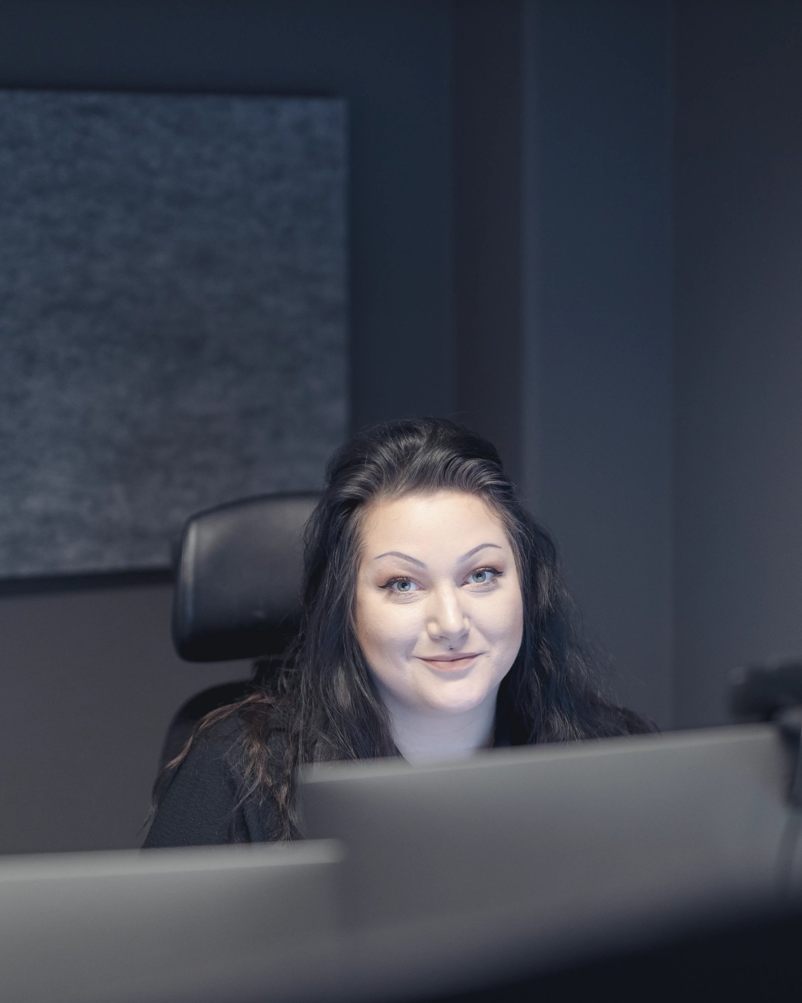 A picture of Josefine sitting at the computer in the TeQflo office