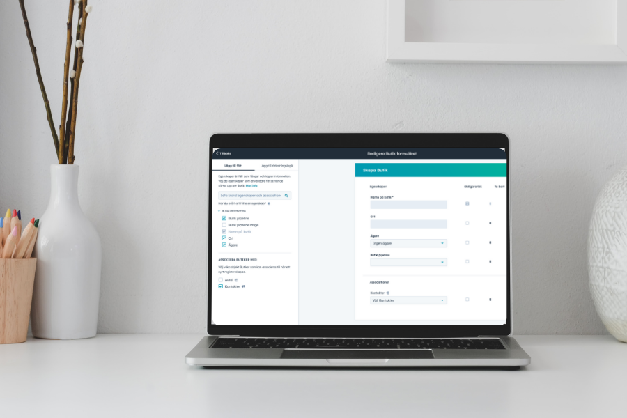 A computer that shows how hubspot is working