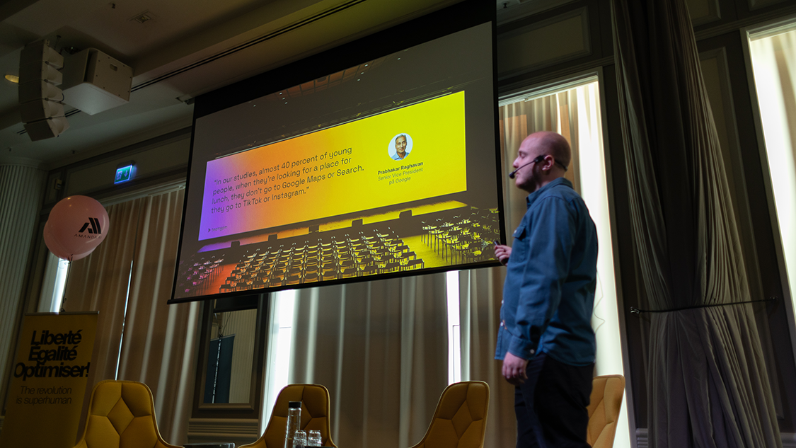 The image depicts an ongoing lecture on stage at the Internet i Fokus event.