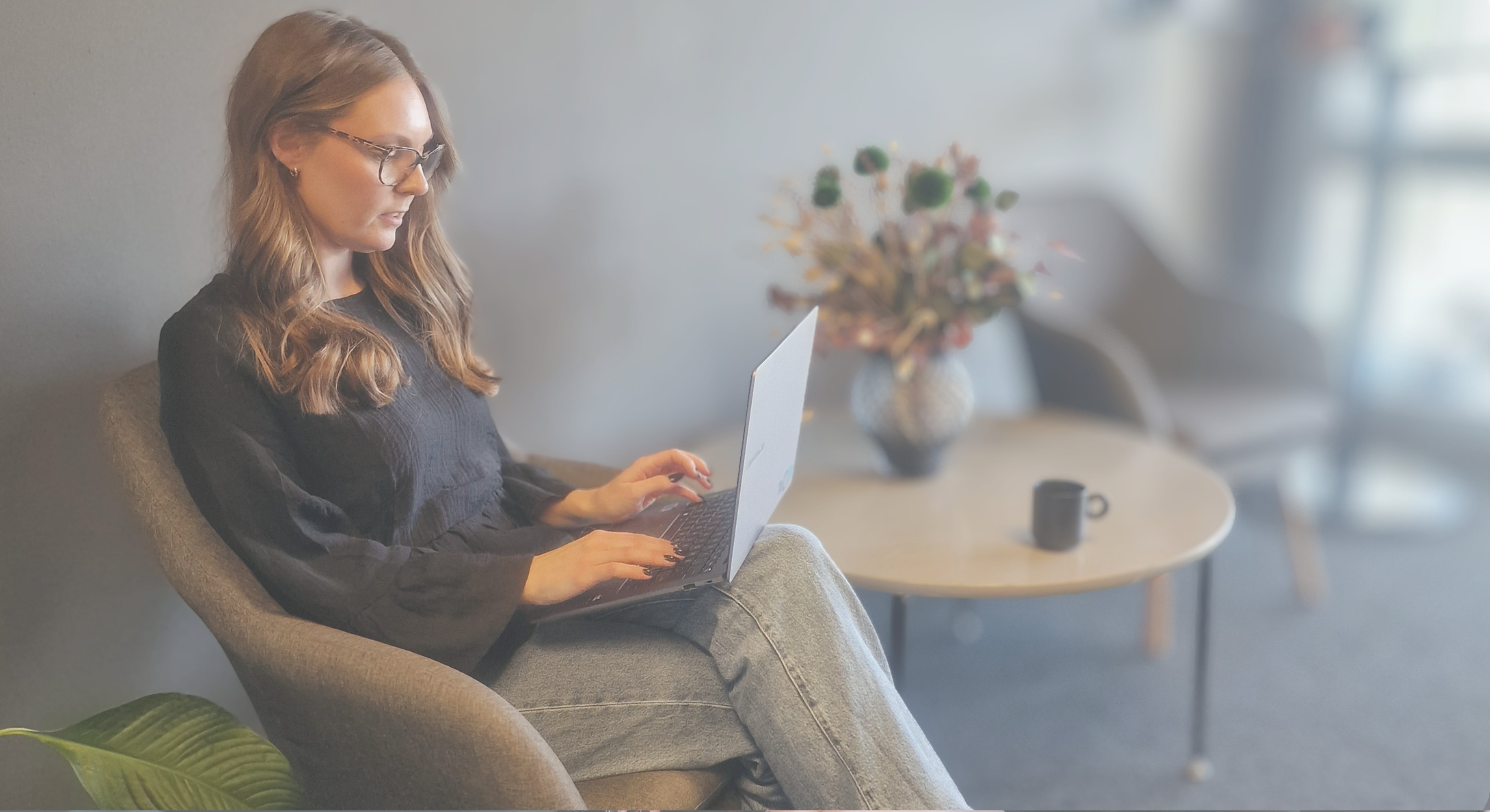 TeQflo CRM-specialister analyserar dataflöden och diskuterar arkitekturen för en AI-driven innehållsmotor integrerad i HubSpot